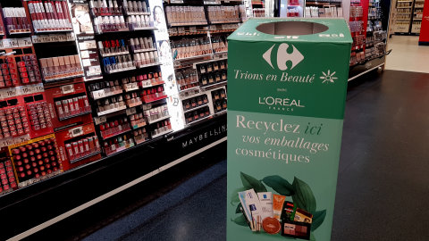 La borne de recyclage des emballages cosmétiques sera installée au sein des espaces beauté. - © CC / Républik Retail