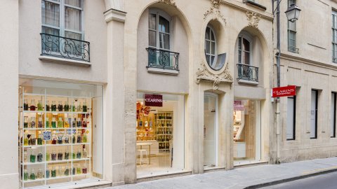 La nouvelle boutique Clarins écoresponsables est située 45 Rue Vieille du Temple à Paris. - © Clarins / Olivier Loser