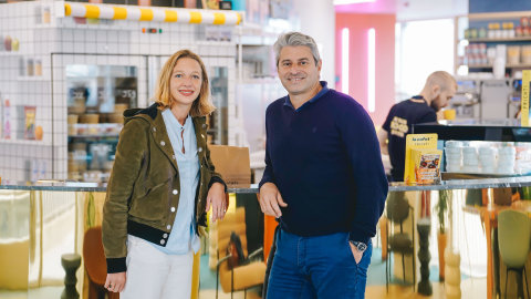 Olivia Coville, directrice de Frichti At Work (g.) et Sébastien Dupic, VP Operations de Wojo (d.) - © duchili