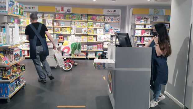Même si le magasin ne reçoit pas de public, les équipes préparent les commandes de click & collect. - © CC / Républik Retail