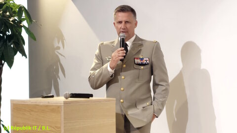 Le général Aymeric Bonnemaison, commandant de la Cyberdéfense, présente « Passe ton hack ». - © Républik IT / B.L.