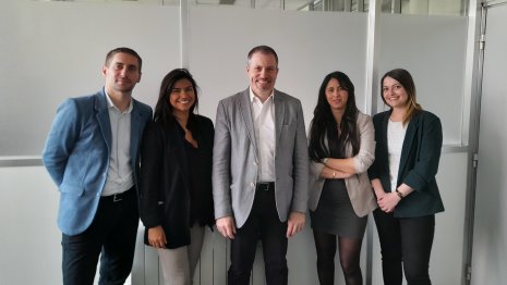 Au centre, Anthony Saussaye, entouré par les premières recrues de Delta Plus Consulting. - © D.R.