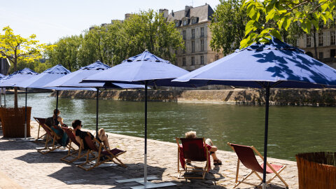 Les rives de Seine et les quais du Bassin de la Villette sont transformés en stations balnéaires  - © Ville de Paris
