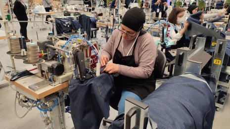 Fashion Cube a dû former ses équipes pour réapprendre à faire des jeans. - © Républik Retail