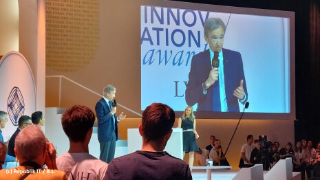 Bernard Arnault, PDG de LVMH, est venu lui-même révéler le grand gagnant du concours de start-ups. - © Républik IT / B.L.