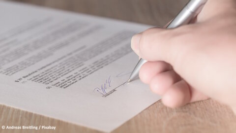 La signature demeure un élément clé de nombreux processus.  - © Andreas Breitling / Pixabay