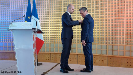 Henri d’Agrain a reçu les insignes d’officier de l’Ordre national du Mérite par Jean-Noël Barrot. - © Républik IT / B.L.