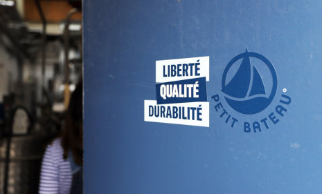 Petit Bateau a adopté une nouvelle signature : liberté, qualité, durabilité. - © Petit Bateau
