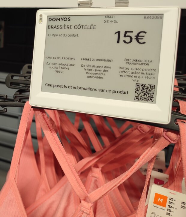 Les clients peuvent scanner des QR code en magasin pour en savoir plus sur les produits. - © Républik Retail / CC