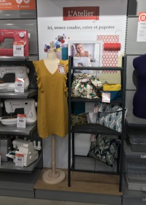 Le magasin sert de lieu d'échanges pour les clients fans de couture. - © Mondial Tissus