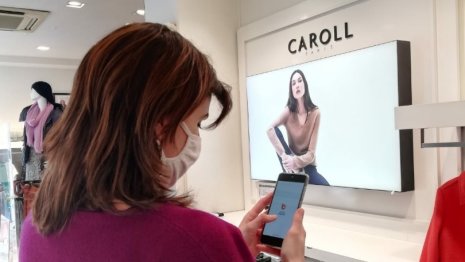Caroll est en train d'équiper ses vendeurs de smartphone pour digitaliser la relation avec le siège. - © Caroll