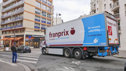 Le camion 100 % électrique va assurer la livraison quotidienne une dizaine de magasins dans Paris. - © Franprix