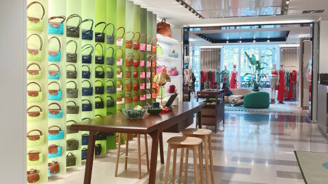 Longchamp a facilité le paiement en magasin et en ligne avec une unique plate-forme de paiements. - © Longchamp