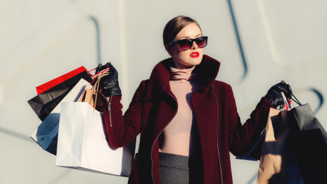 Les 18/34 ans consacrent chaque mois 116€ aux achats mode, soit 66 % de plus que les plus de 35 ans. - © D.R.
