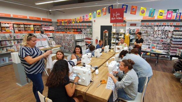 Mondial Tissus organise des ateliers de couture dans ses magasins. - © Mondial Tissus