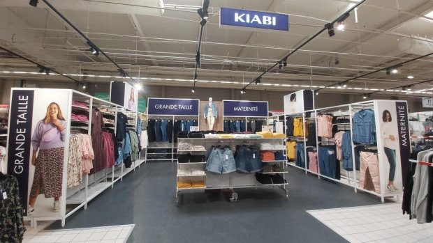Sur 42m², Kiabi propose 150 références dédiées à la maternité et aux grandes tailles. - © Kiabi