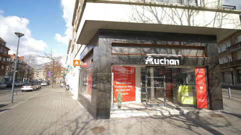 Le format drive piéton permet à Auchan de s’implanter en milieu urbain.  - © Auchan
