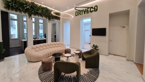 Le hall d’accueil du siège parisien de Driveco présente un logo en verdure. - © Alexandre Foatelli/Républik Workplace