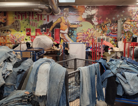 Le sourcing des produits se fait par catégorie d’articles, comme des jeans. - © Républik Retail