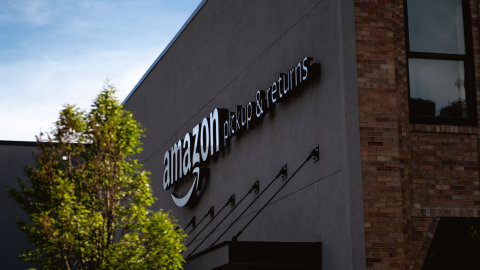 Amazon utilise les magasins physiques pour apporter de nouveaux services à ses clients. - © D.R.