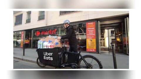 Carrefour et Uber Eats prolongent leur partenariat dans la livraison express