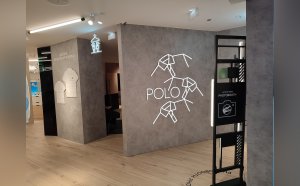 Un photobooth est installé à côté des cabines à l'étage. © Républik Retail