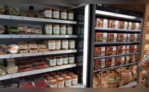 Près de l'entrée, des solutions de repas express sont proposés. © Républik Retail