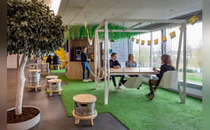 Le nouveau siège propose un écosystème d'espaces où les postures de travail formelles et informelles se mêlent © D.R.