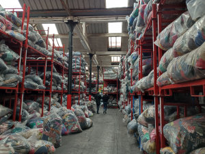 L’entrepôt situé au sud de Rouen reçoit environ 50 tonnes de vêtements à trier par jour. - © Républik Retail