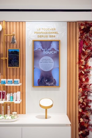 Du bois pour habiller le mur. © Clarins / Olivier Loser