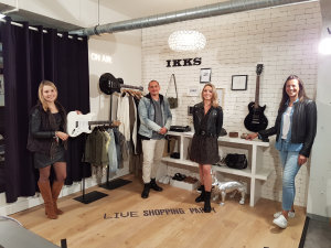 L'équipe live shopping : Marion Choisiy, Guillom Martin, Julia Houssart, et Nadia Jaabiri. - © CC / Républik Retail