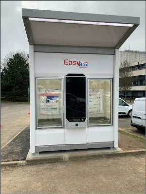 EasyBox dispose d’un mini transstockeur pour gérer les commandes. - © Cora
