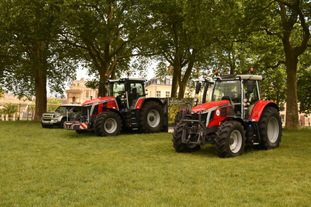 Le Tracteur Tour va à la rencontre des agriculteurs locaux et du grand public - © D.R.