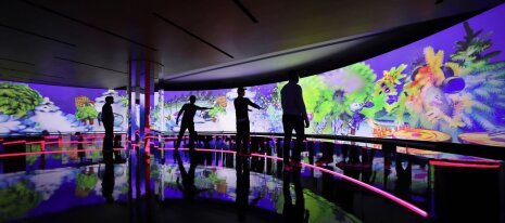  Espace immersif Planète Sapin aux Galeries Lafayette pour les fêtes (fin 2022) avec Bonjour Interactive Lab et AP-01 Studio  - © Digital Essence
