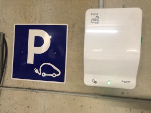 Trente bornes électriques ont été déployées sur les parkings du siège. - © D.R.