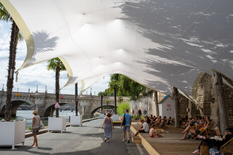 La mairie de Paris a installé de grandes voiles d’ombrage pour réduire l’impact de la chaleur - © Mairie de Paris
