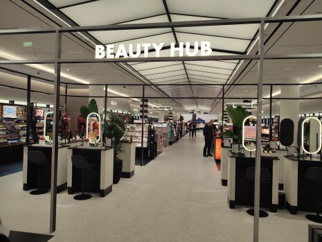 Le Beauty Hub trône au centre du magasin pour conseiller les clientes. - ©&#160;CC / Républik Retail