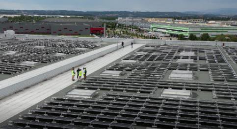 La plus grande centrale photovoltaïque en toiture de la région Auvergne Rhône-Alpes a été installé sur un bâtiment Casino. - © Casino