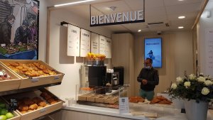 Cliquez & Retirez sert de point de retrait avec une offre de dépannage et un café, pour plus de convivialité.