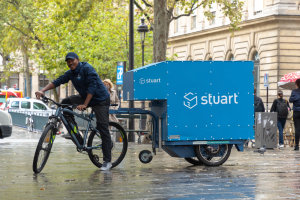 Monoprix livre ses clients avec Stuart, adoptant une logistique 100 % verte. - © stuart