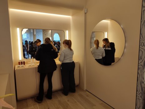 Chez Glossier marque de cosmétiques digitale, on teste les produits - © Républik Retail