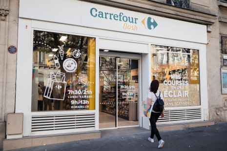 La promesse client s’affiche en gros sur la façade : « Mes courses en un éclair. Je paie mes produits sans scanner. » - © Amelie Laurin