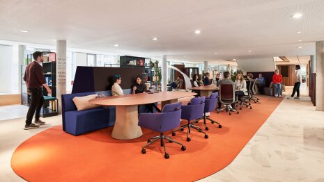 Ce hub au cœur du bâtiment a été conçu pour encourager les interactions et la collaboration. - © Steelcase