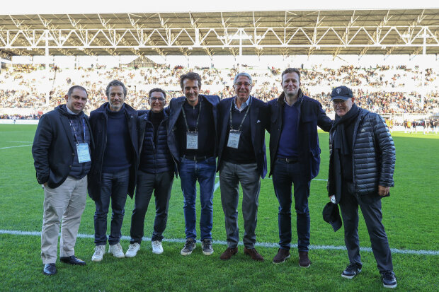 Yannick Bolloré (au centre), président de Vivendi, et Arnaud de Puyfontaine (à ses côtés), président du directoire et le directoire sont très investis pour accompagner le rugby - © Vivendi