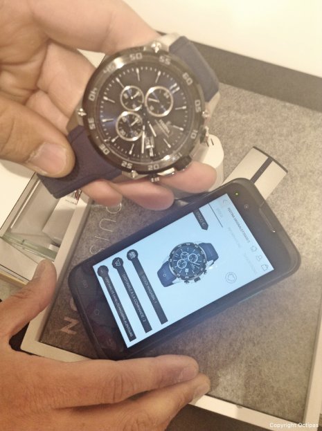 Les vendeurs Louis Pion disposent d’un smartphone pour accéder aux données produits, commander des articles non-stockés, ou encore réaliser des inventaires. - © Octipas