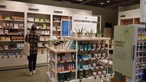 Les clients peuvent accéder à plus d’informations grâce au digital (scan de QR sur étiquette ou chatbot). - © CC / Républik Retail