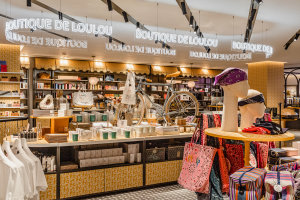 Le concept-store La Boutique de Loulou regorge d’articles de la marque Samaritaine qui devraient plaire aux touristes et aficionados de l’art déco et de l’enseigne. - © WeAreContents