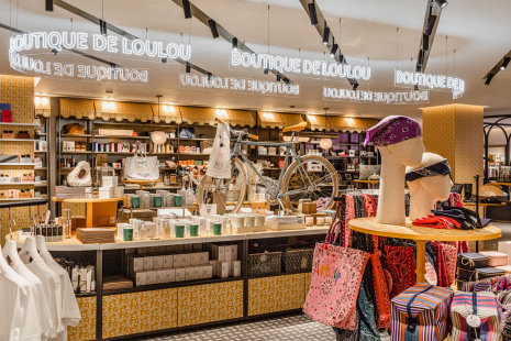 Le concept-store La Boutique de Loulou regorge d’articles de la marque Samaritaine qui devraient plaire aux touristes et aficionados de l’art déco et de l’enseigne. - © WeAreContents