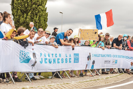 Krys, partenaire du Tour de France organise L'Étape en Blanc pour porter la jeunesse (TDF 2021) - © Charly Lopez A.S.O.
