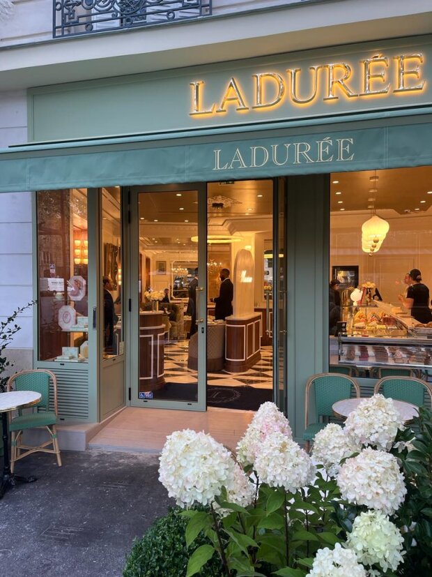 Ladurée a ouvert place Victor Hugo (Paris 16) un nouveau salon de thé. - © Ladurée